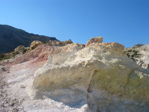 Białe skały w sąsiedztwie krateru Stefanos