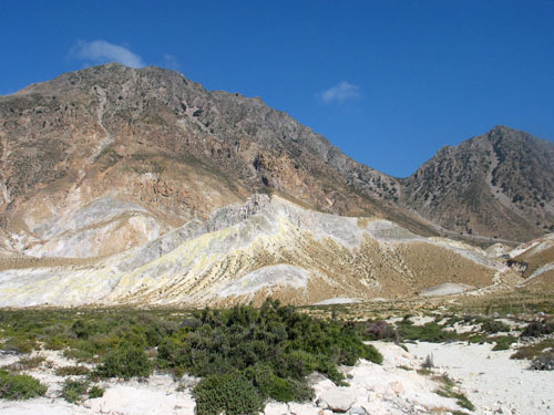 Krajobraz Nisyros; na pierwszym planie charakterystyczna roślinność wyspy