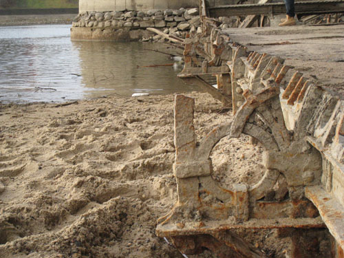 Fragmenty przęseł zniszczonego mostu