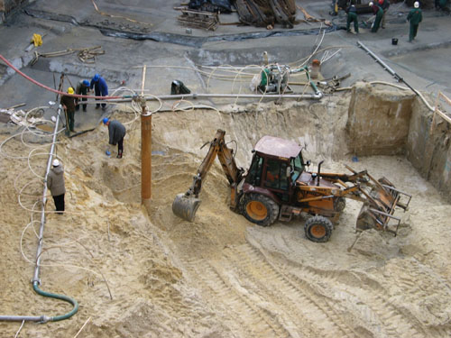 Nawodnione piaski drobne zalegające na dnie wykopu odwodniane są przy pomocy instalacji igłofiltrów