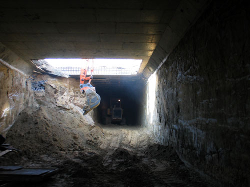 Roboty ziemne w tunelu - metoda podstropowa
