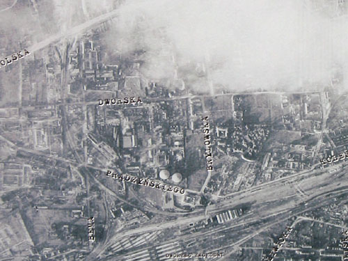 Wrzesień 1944. Miasto osnute dymami pożarów