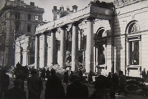 Zbombardowany we wrześniu 1939 roku budynek Giełdy