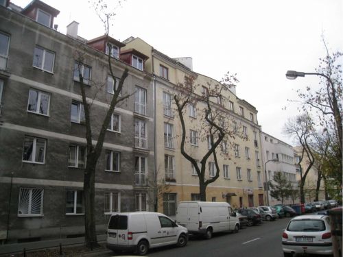 Podwyższony o jedno piętro budynek przy ul.Dąbrowskiego