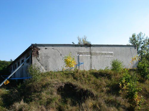 Fot. 2. Spękany budynek garażowy w Nowym Dworze Mazowieckim - widok ogólny