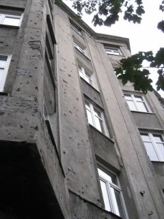 Budynek ze śladami ostrzału artleryjskiego